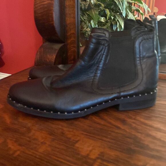 Steve Madden size 7, black leather ankle boots, with silver studs around bottom - Picture 2 of 8